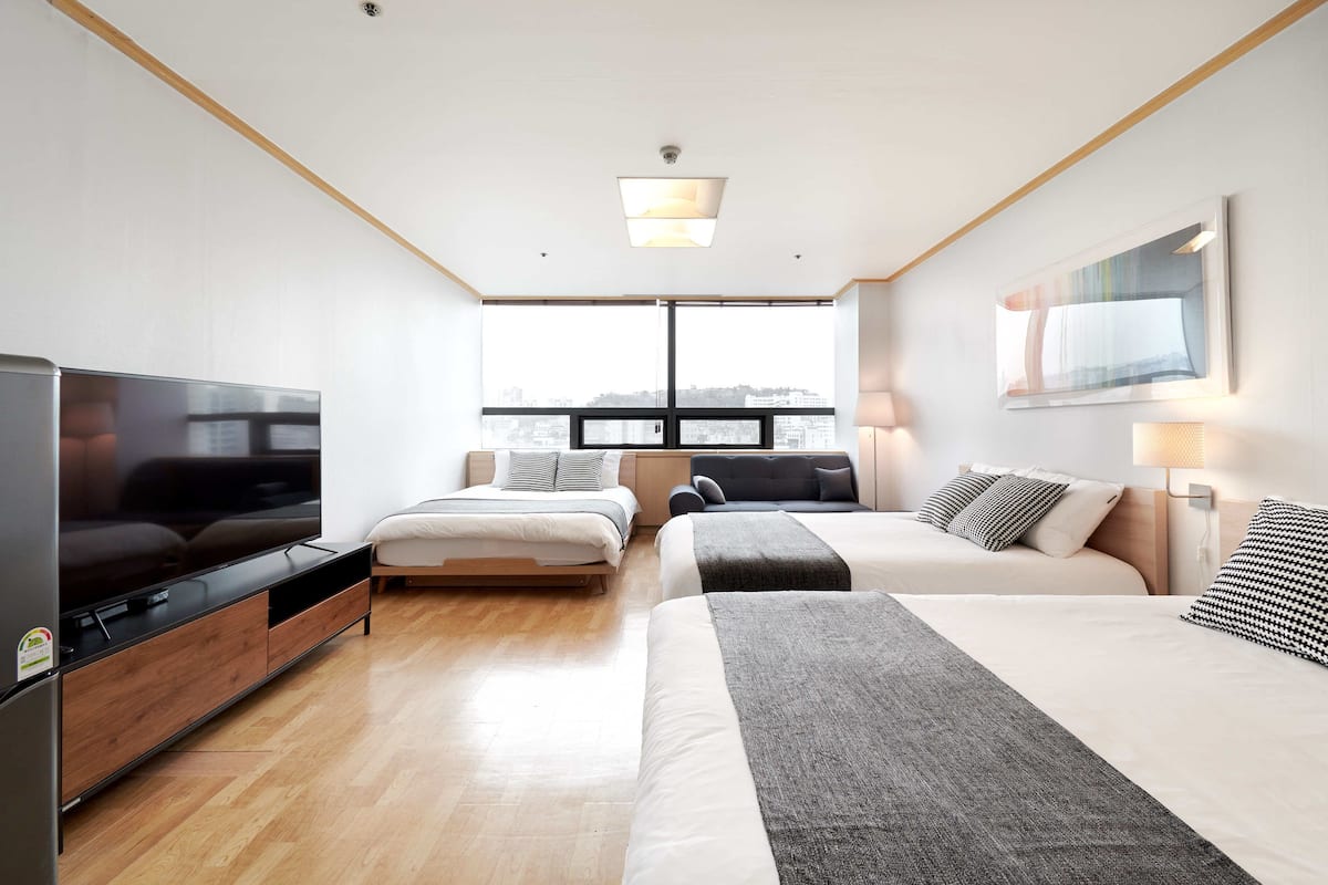 Suite estudio superior, 3 habitaciones, para no fumadores, vista a la ciudad | Área de sala de estar | Televisión de pantalla plana, Netflix y servicios de streaming