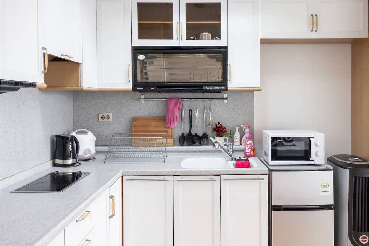 Estudio familiar, varias camas, para no fumadores, vista a la ciudad | Cocina privada | Refrigerador con congelador, microondas y parrilla de estufa