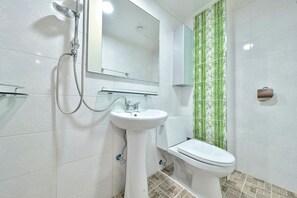 401 | バスルーム | バスアメニティ (無料)、ヘアドライヤー、タオル