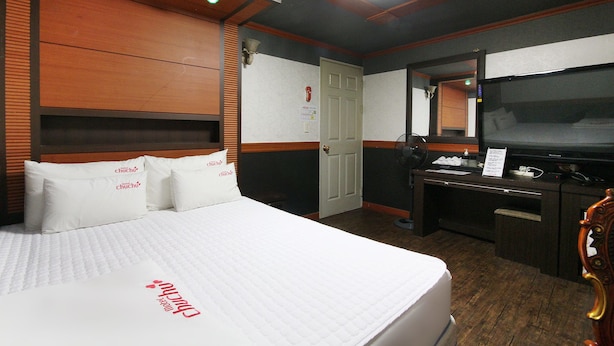 Standard Room | Desk, WiFi (free), bed sheets - Motel ChuChu (Busan)