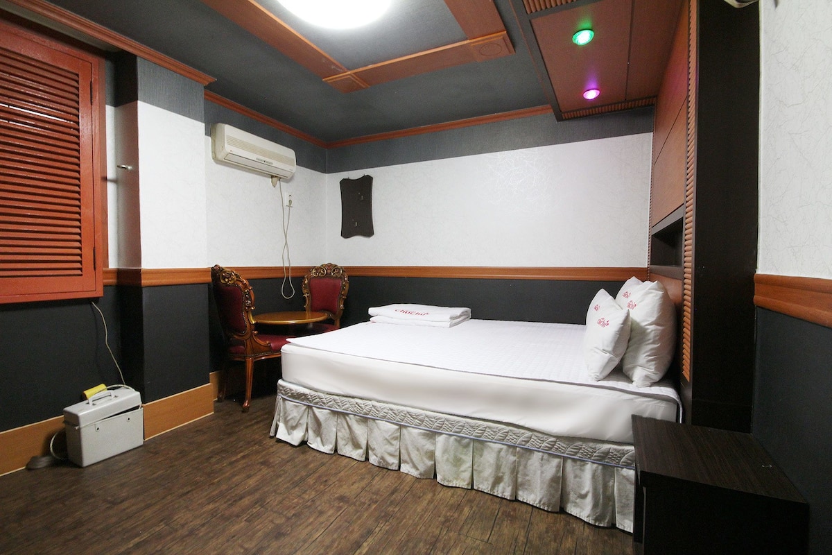 Standard Room | Desk, free WiFi, bed sheets