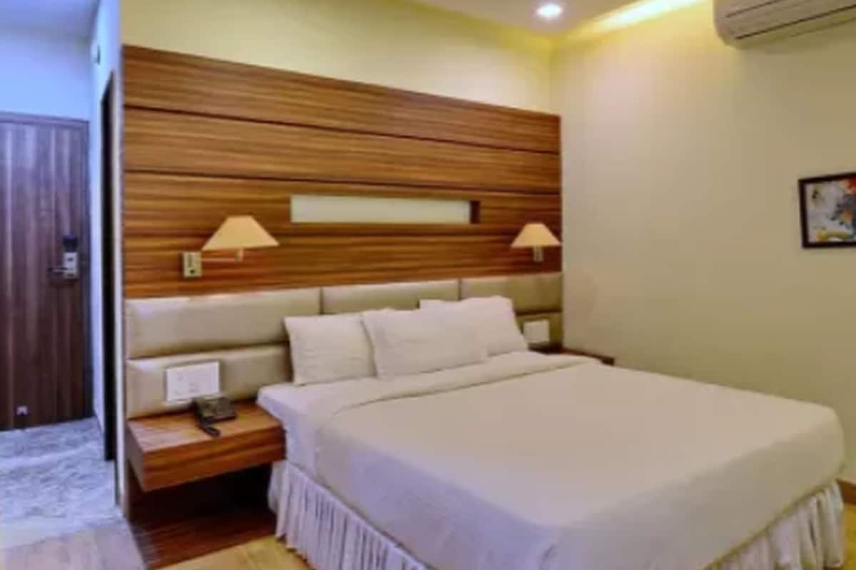 Royal-Zimmer | 1 Schlafzimmer, hochwertige Bettwaren, Zimmersafe, individuell dekoriert