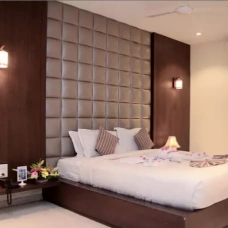 Suite | Ropa de cama de alta calidad, caja fuerte, decoración individual. Hotel Mahendra