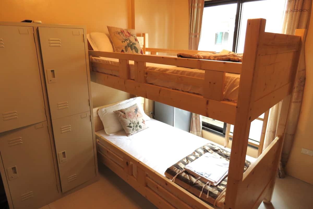 經濟共用宿舍 | 遮光窗簾/窗簾、隔音、免費 Wi-Fi、床單