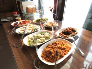 包含每日自助早餐