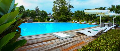 Una piscina al aire libre
