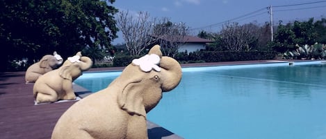 Una piscina al aire libre