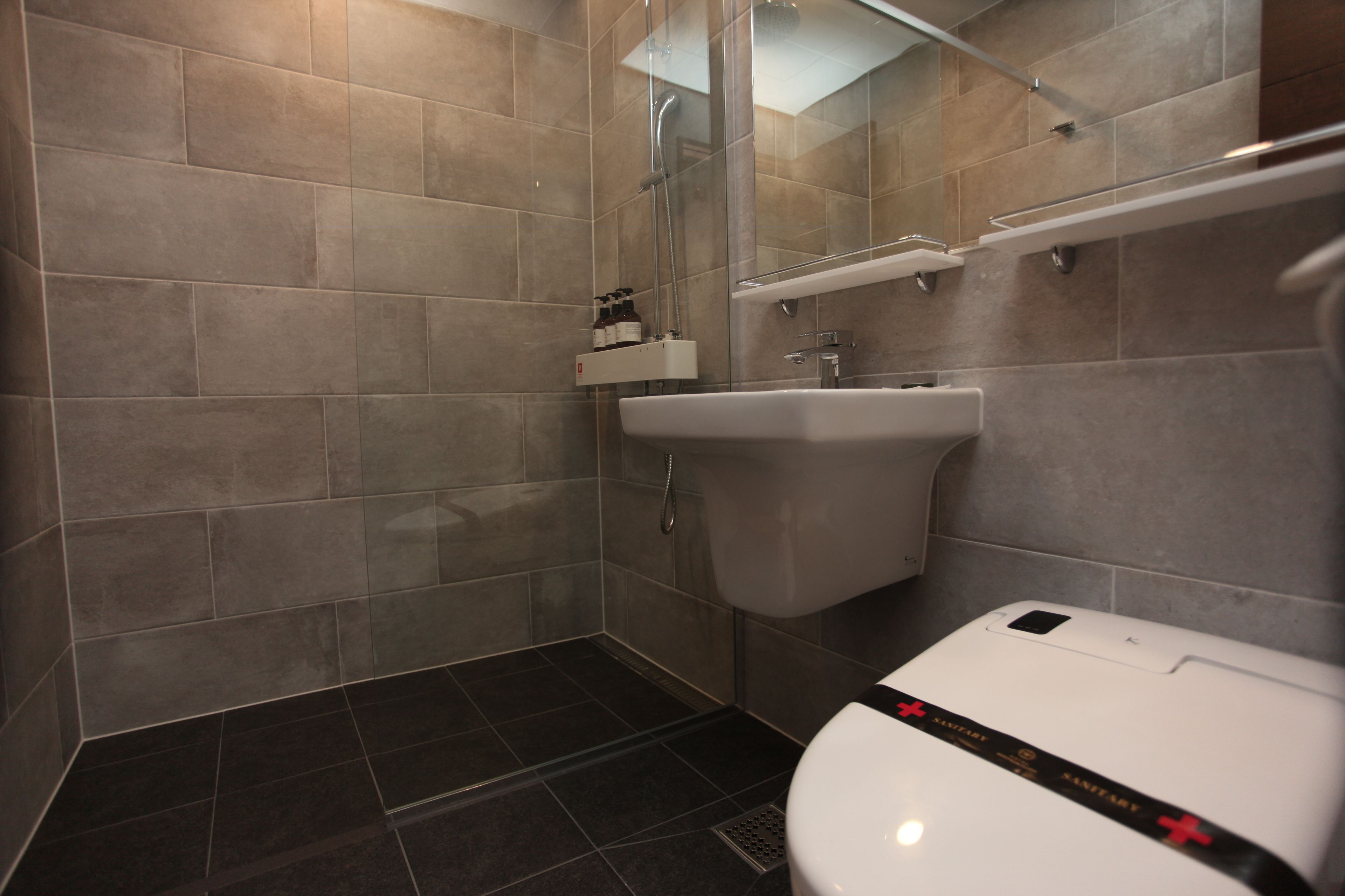 shower, rainfall showerhead, free toiletries, hair dryer