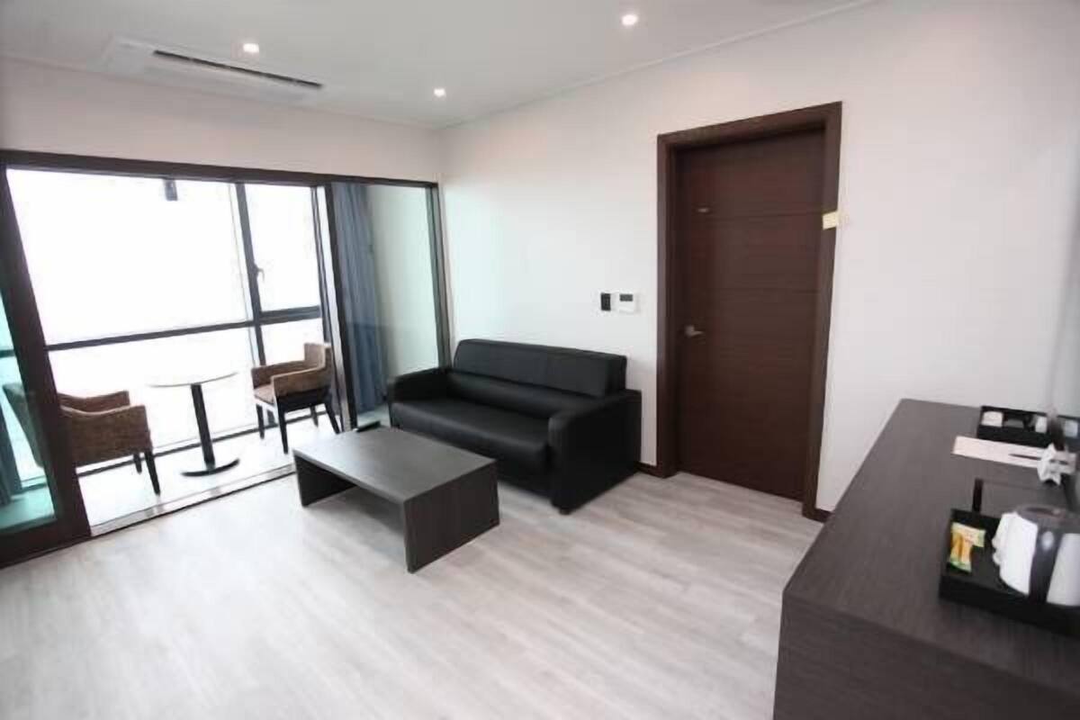suite (a) | living area | 40-inch flat-screen tv with cable channels, tv