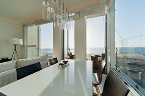 In-room dining - Sunset Panorama Apartment by Sea N' Rent (Tel Aviv)