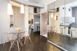 Apartment | Essbereich im Zimmer