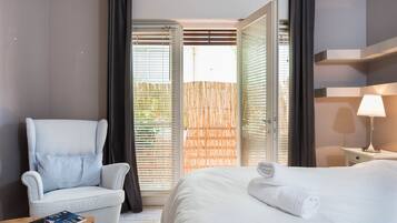 2 habitaciones, escritorio y tabla de planchar con plancha