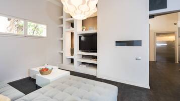 Apartemen | Area keluarga | TV layar datar