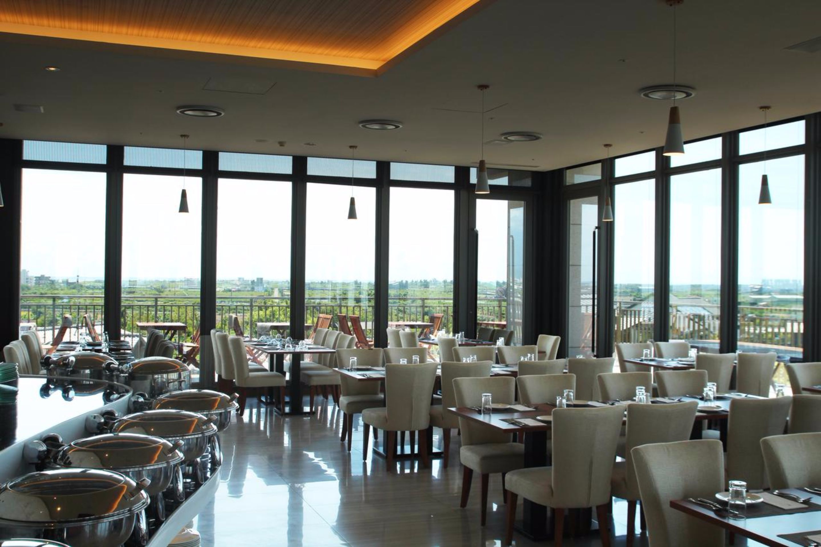 3 restaurantes, se sirve desayuno, cocina local e internacional 