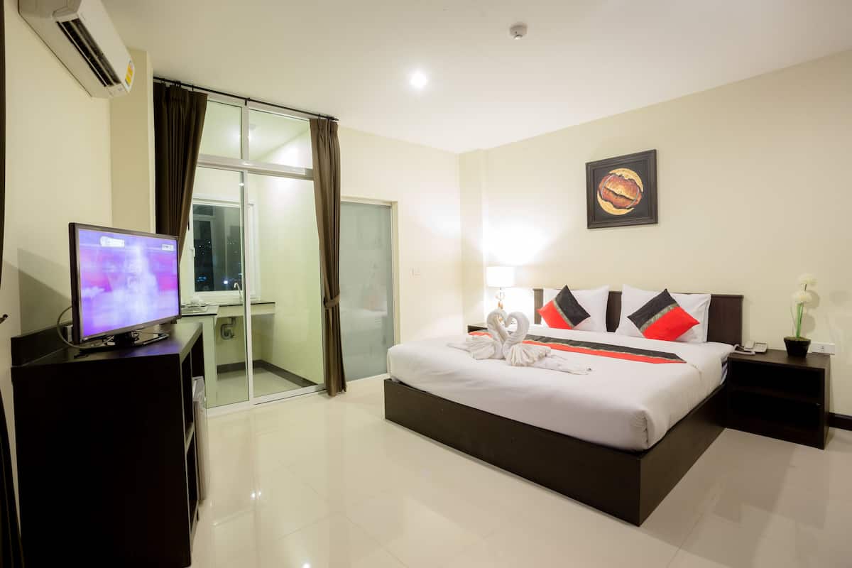 Minibar, in-room safe, desk, free WiFi