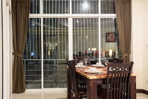 Family Room, Kitchenette | In-room dining