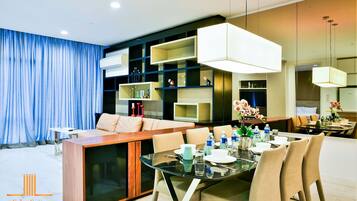 Presidential Suite, 3 Bedrooms, City View | Dining room