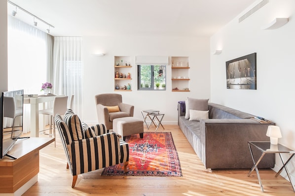 Departamento, 2 habitaciones | Sala de estar | Televisión de pantalla plana 