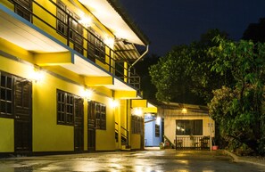 Fachada da propriedade à noite