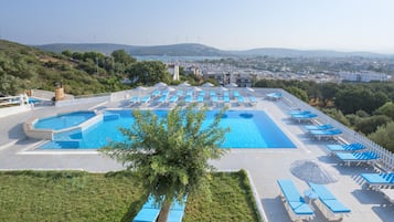 5 albercas al aire libre y camastros