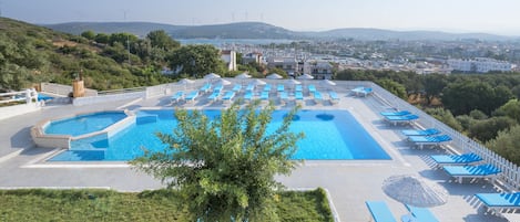 Outdoor pool, sun loungers