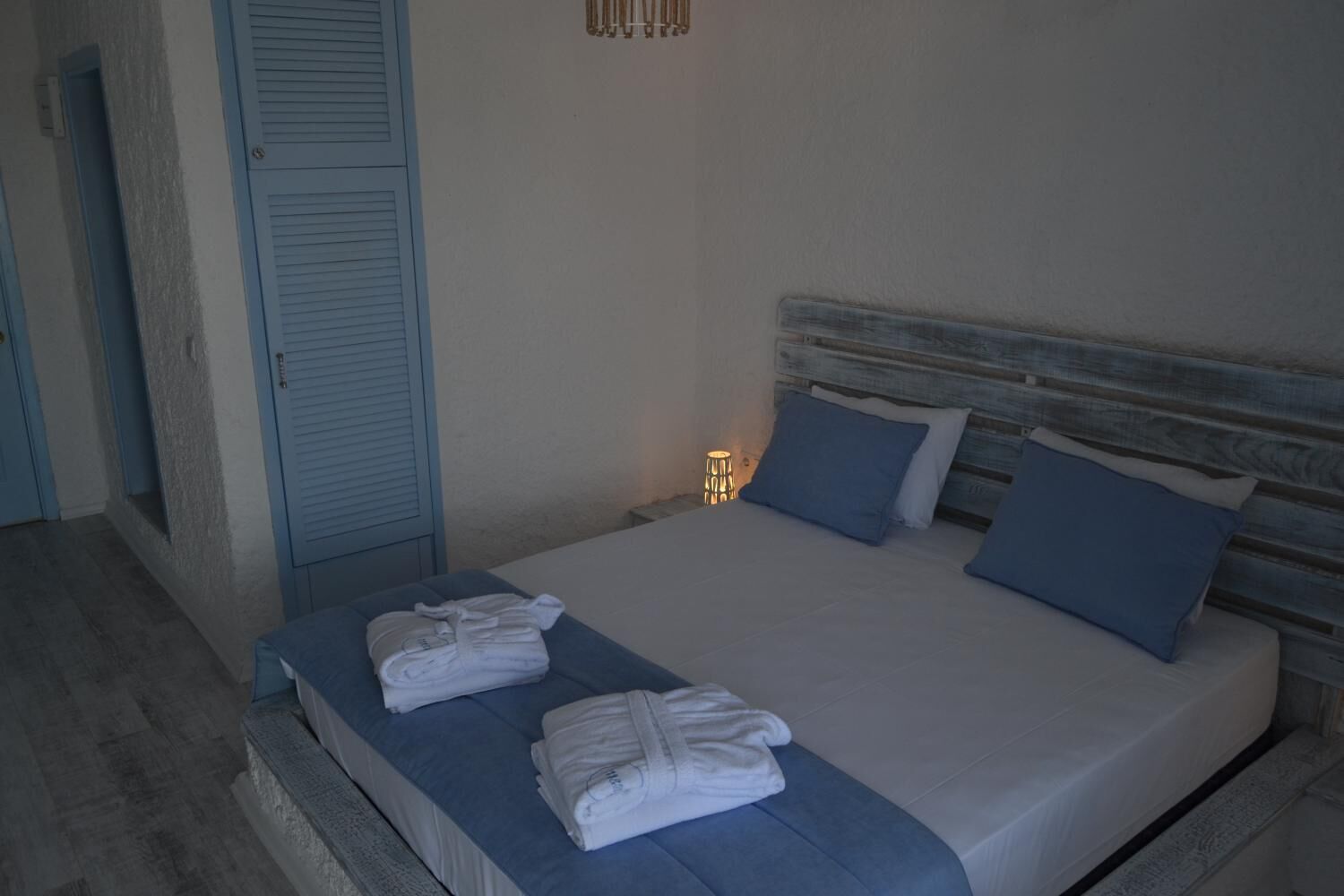 premium bedding, in-room safe, desk, soundproofing