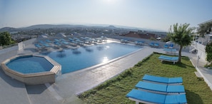 5 outdoor pools, sun loungers
