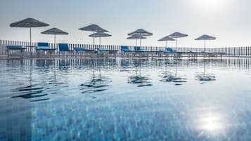 5 outdoor pools, sun loungers