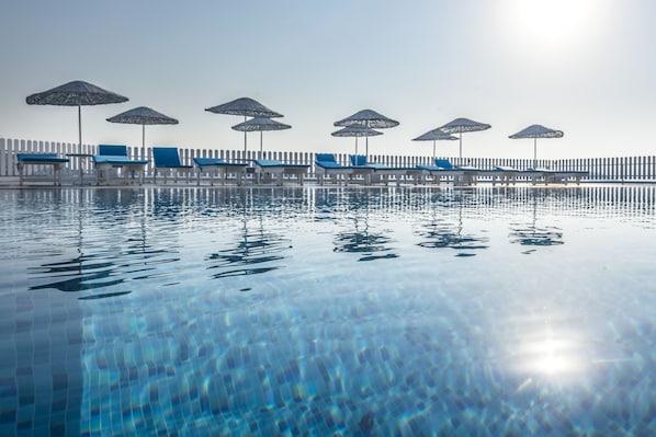 5 outdoor pools, sun loungers