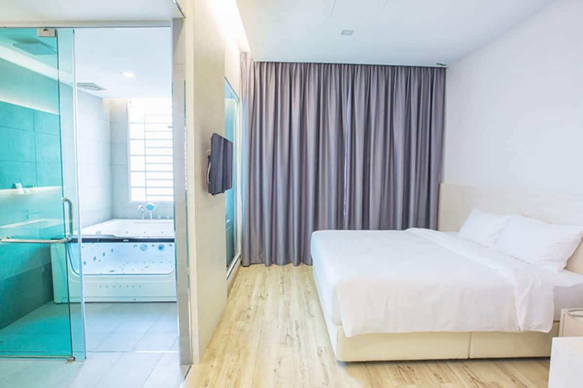 Studio Suite | Desk, iron/ironing board, free WiFi, bed sheets