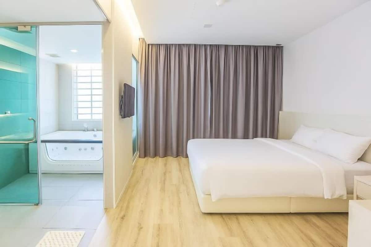 Schreibtisch, BĂŒgeleisen/BĂŒgelbrett, kostenloses WLAN, BettwĂ€sche