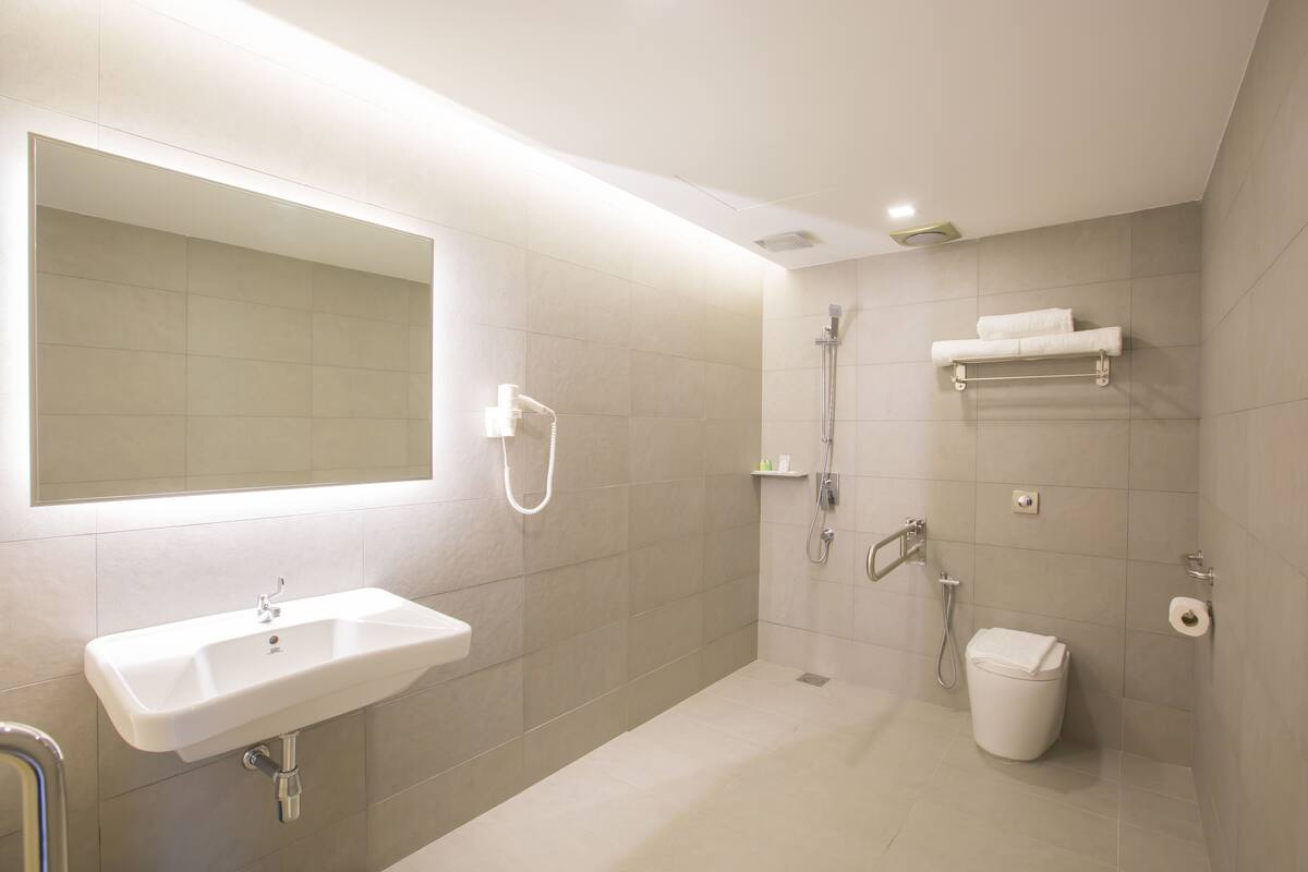 deluxe triple room | bathroom | free toiletries, hair dryer, towels