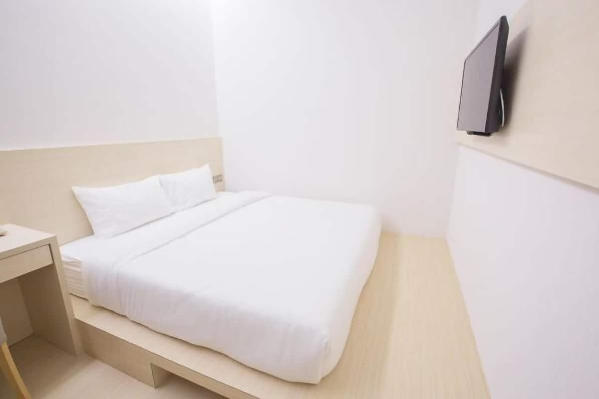 Desk, iron/ironing board, free WiFi, bed sheets