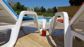 Utomhuspool, öppet 08.00 till 19.00, parasoller och solstolar