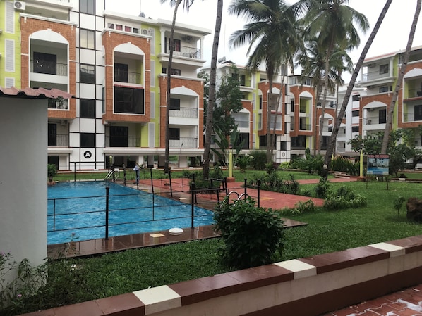 2 outdoor pools