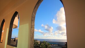 A view through a stone archway overlooking a beach with a clear sky and clouds. - Lian Chinq Diving B&B (Lyudao)