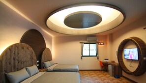 精緻四人房 (303) | 獨特裝潢、布置獨特、書桌、遮光布/窗簾