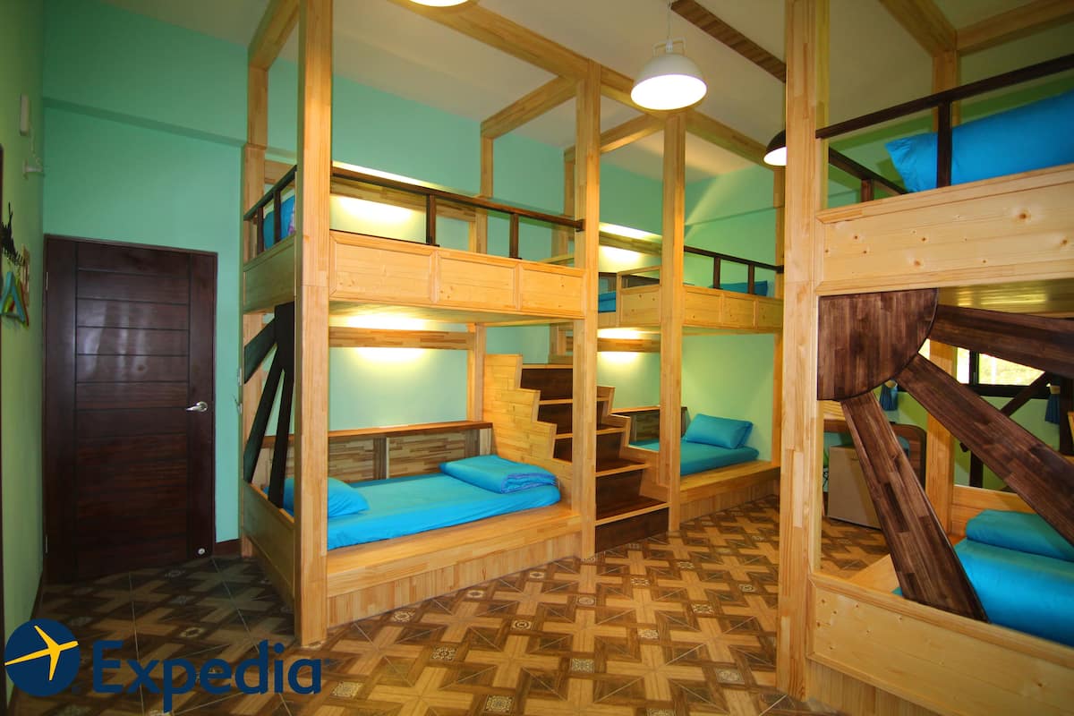 Comfort kamer (205) | Individueel gedecoreerd, individueel gemeubileerd, een bureau