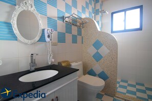 Romantic Double Room (202) | Bathroom | Shower, free toiletries, hair dryer, slippers - Lian Chinq Diving B&B (Lyudao)