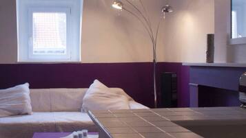 Studio (2nd floor, 3 persons) | Woonruimte | Flatscreentelevisie
