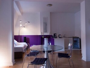Estúdio (2nd floor, 3 persons) | Opções para refeição no quarto