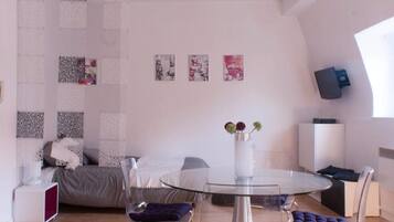 Studio (2nd floor, 3 persons) | Woonruimte | Flatscreentelevisie