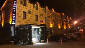 Front of property - evening/night - Yanki Otel (Sapanca)