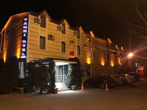 Fachada de la propiedad por la tarde o noche