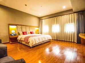 Meja, langsir/tirai gelap terus, seterika/papan seterika, Wi-fi percuma