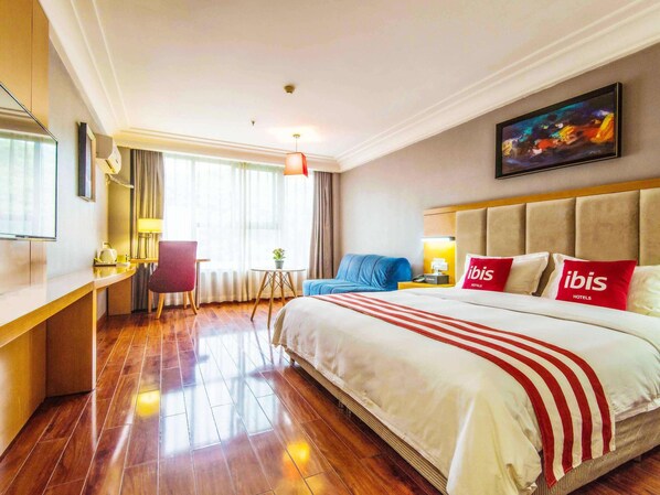 Skrivebord, blendingsgardiner, strykejern/-brett og wi-fi (inkludert)