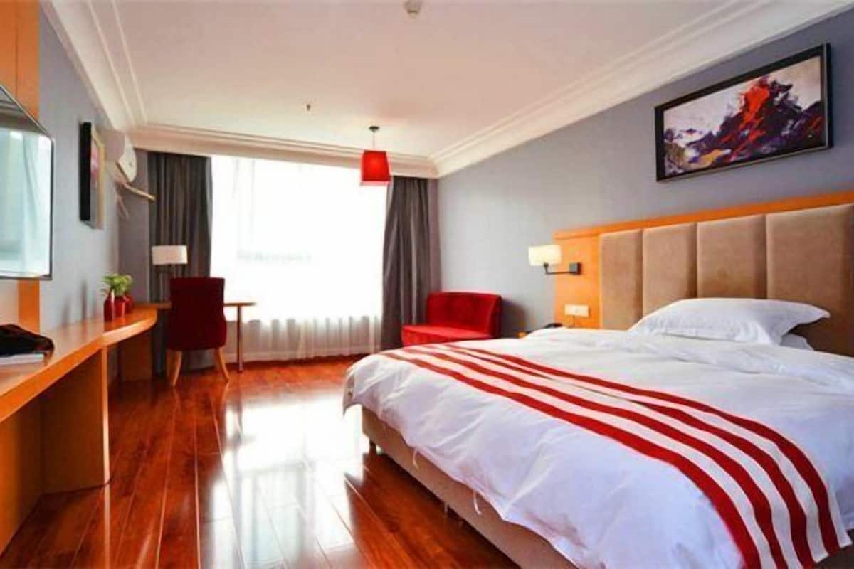 Habitación doble superior | Escritorio, cortinas blackout y tabla de planchar con plancha