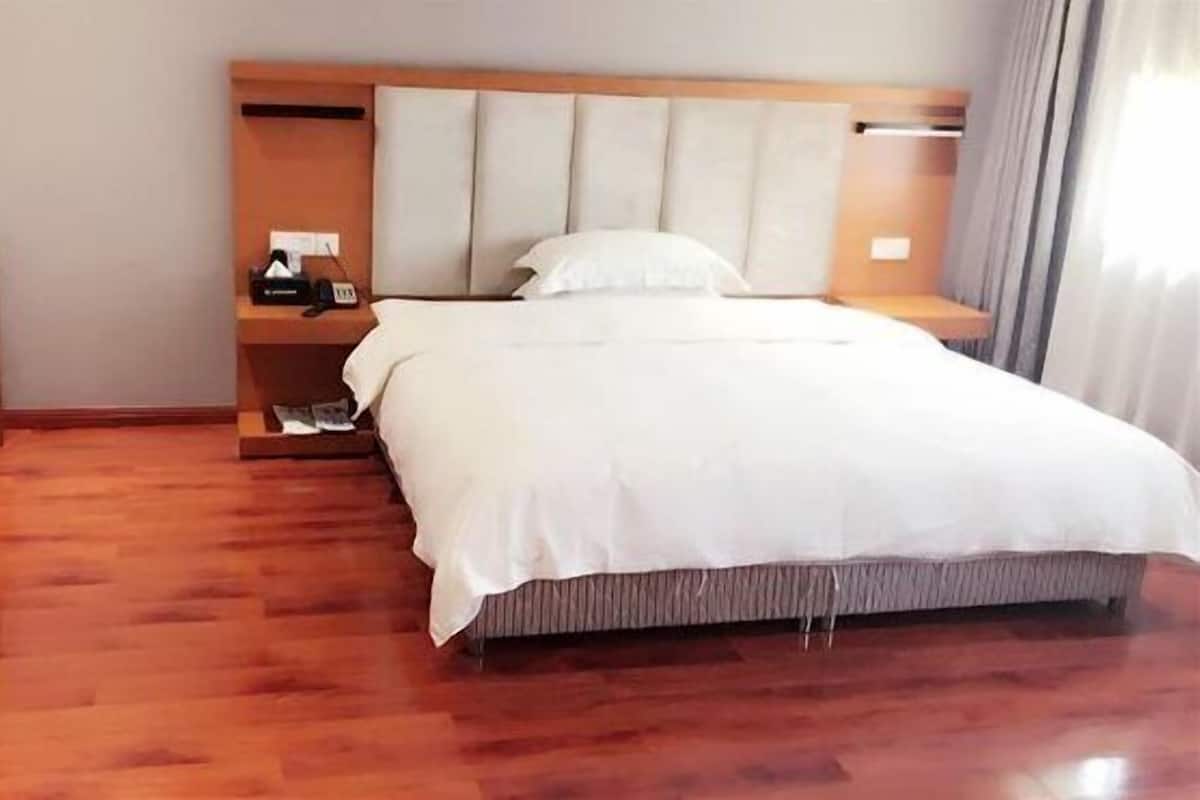 Phòng Suite | Bàn, màn/rèm cản sáng, bàn ủi/dụng cụ ủi quần áo 