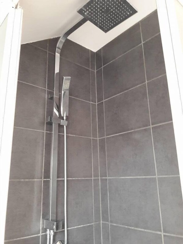 Bathroom shower - At The Villa (Tournai)
