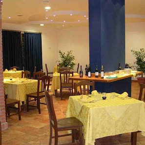 Breakfast, lunch and dinner served - La Porta del Sole (San Ferdinando)